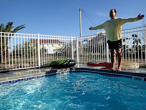קפיצה לבריכה ללא קשת בניגוד לקפיצת ראש לבריכה מדגימה את ההבדלים בין כף רגל בעלת קשת תקינה ובריאה לכף רגל שטוחה